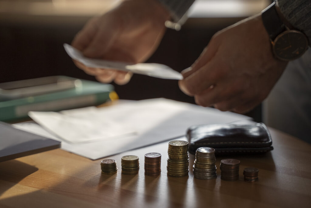 Direito Bancário: Proteja seus direitos e compreenda as normas que regulam suas relações financeiras. Imagem mostrando um cliente sendo orientado por um advogado especializado, com foco na análise de um contrato bancário e no esclarecimento das regras que garantem a proteção ao consumidor.