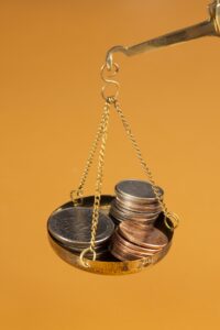 Direito Bancário e Proteção ao Consumidor: A importância de estar bem-assessorado para evitar abusos e garantir que seus direitos sejam respeitados em transações financeiras. Imagem mostrando um consumidor sendo orientado por um advogado especializado em direito bancário, analisando um contrato bancário para identificar possíveis violações de direitos.