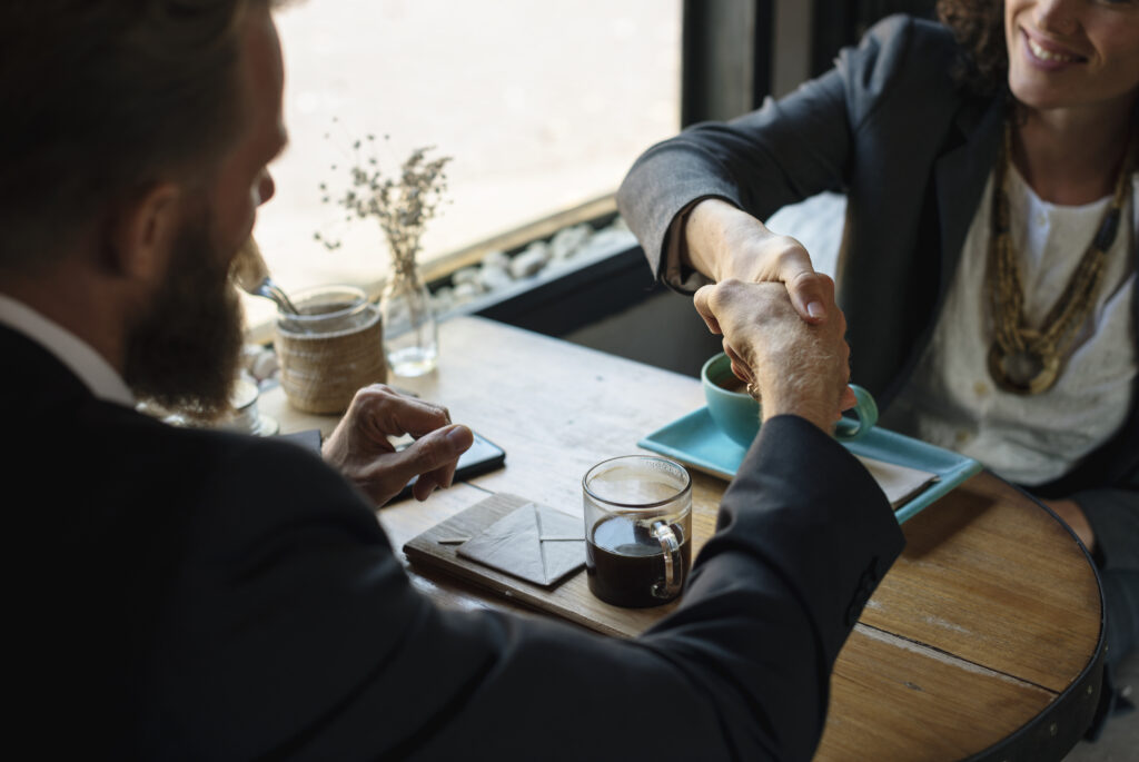 O que é um Acordo de Não Divulgação (NDA): Protegendo informações confidenciais em startups e garantindo segurança em parcerias e negociações. Imagem mostrando fundadores de startup assinando um contrato NDA, com foco em proteger dados sensíveis e garantir a privacidade das informações comerciais.