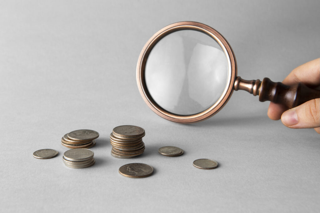 Como limpar o nome e regularizar dívidas bancárias: Passos essenciais para recuperar o crédito e resolver pendências financeiras. Imagem mostrando um indivíduo consultando um especialista financeiro, analisando documentos de dívida e buscando soluções para quitar débitos e regularizar sua situação bancária.