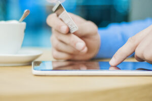 Imagem de destaque mostrando o extrato de uma conta bancária em uma tela de computador, representando o bloqueio de conta e a busca por soluções financeiras.