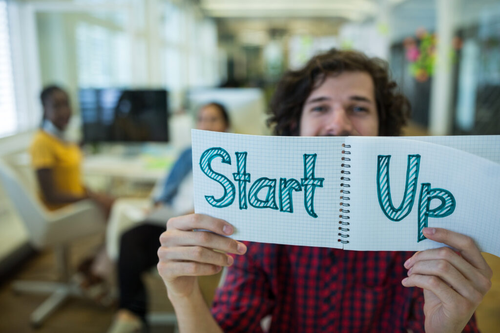 Passos para criar uma startup do zero: Estratégias e dicas para desenvolver um modelo de negócio robusto e atrativo para investidores. Imagem mostrando empreendedores trabalhando em um plano de negócios, preparando apresentações e analisando dados para atrair investidores e garantir financiamento.